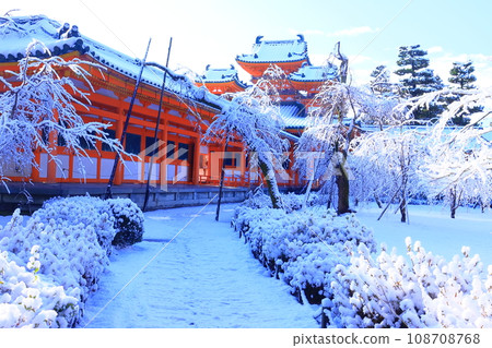 平安神宮白虎樓周圍的雪景（京都市左京區） 108708768
