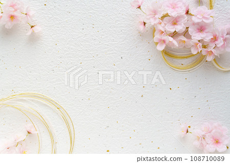 白色日本紙上的櫻花與金水引框架 108710089