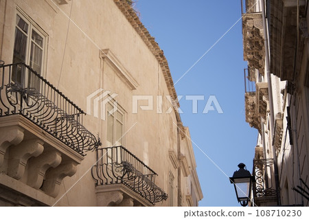 抬頭看錫拉丘茲的小巷 108710230