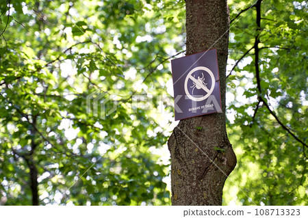 Beware of ticks. Warning sign in the spring city park. Beware of ticks. Warning sign in the spring city park. 108713323