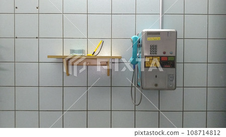 台灣新北-11.29.2022:牆上的公共電話 108714812