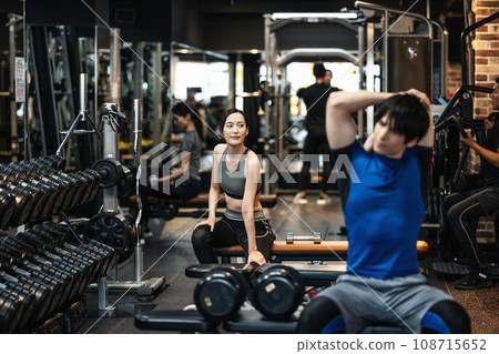 A woman training her body at the gym 108715652