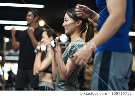 A woman training her body at the gym 108715732