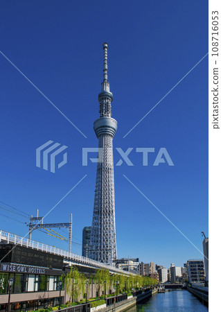 東武伊勢崎線列車的東京晴空塔風景 東武伊勢崎線列車的東京晴空塔風景 108716053