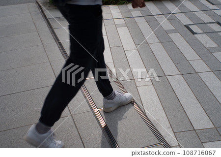 Walking businessman's feet Walking businessman's feet 108716067