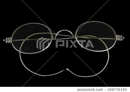 Old vintage pince-nez. 108716183