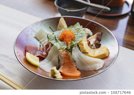 新鮮美味的海鮮碗 108717646