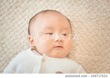 寶寶醒著,孩子躺著 寶寶醒著,孩子躺著 108717810