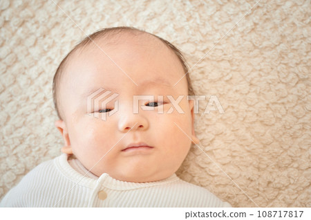 寶寶醒著,孩子躺著 寶寶醒著,孩子躺著 108717817