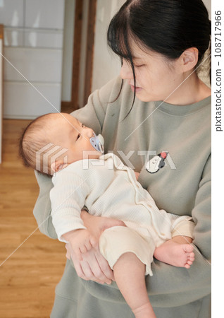 媽媽安慰哭泣的嬰兒，育兒，哭泣，抱著 108717966