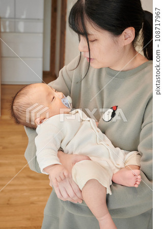 媽媽安慰哭泣的嬰兒，育兒，哭泣，抱著 108717967
