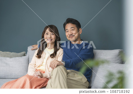 一對 50 多歲的夫婦對著鏡頭微笑的肖像 108718192