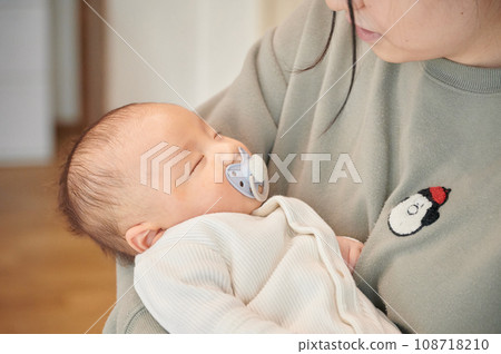 媽媽把她抱在懷裡睡覺,睡覺的嬰兒,育兒 媽媽把她抱在懷裡睡覺,睡覺的嬰兒,育兒 108718210