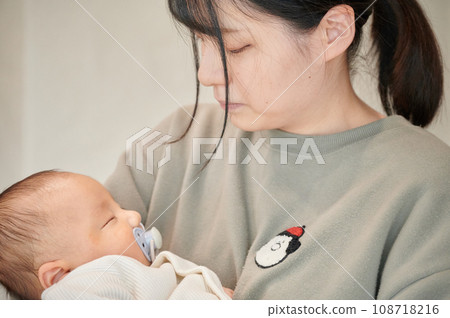 媽媽把她抱在懷裡睡覺，睡覺的嬰兒，育兒 108718216