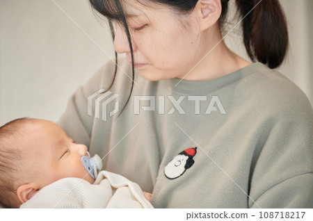 媽媽把她抱在懷裡睡覺,睡覺的嬰兒,育兒 媽媽把她抱在懷裡睡覺,睡覺的嬰兒,育兒 108718217