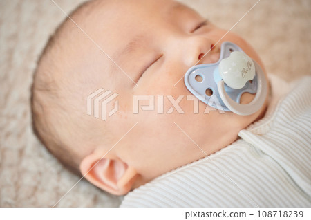 寶寶含著奶嘴睡覺 寶寶含著奶嘴睡覺 108718239