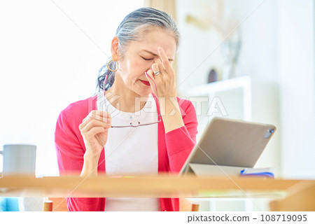 Senior woman with tired eyes 108719095
