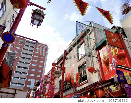 Nanjing Street in Kobe during the Chinese New Year Festival, view of Nanjing West Road facing west, Chuo Ward, Kobe City Nanjing Street in Kobe during the Chinese New Year Festival, view of Nanjing West Road facing west, Chuo Ward, Kobe City 108719512