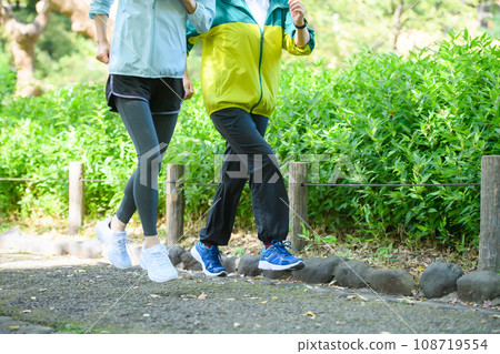 Running feet 2 people 108719554