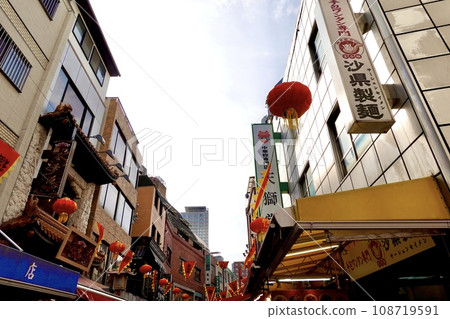 Nanjing Street in Kobe during the Chinese New Year Festival - Scenery of the arcade facing west from Donlong Street Alley to Nanjing East Road - Chuo Ward, Kobe City Nanjing Street in Kobe during the Chinese New Year Festival - Scenery of the arcade facing west from Donlong Street Alley to Nanjing East Road - Chuo Ward, Kobe City 108719591