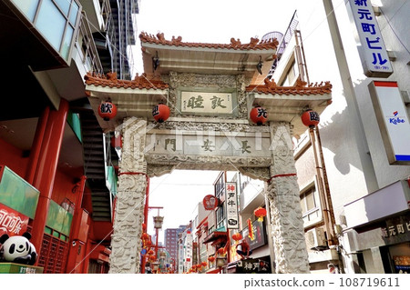 Nanjing Street in Kobe during the Chinese New Year Festival, looking up at Chang'anmen on Nanjing East Road from the Meriken Road side, Chuo Ward, Kobe City Nanjing Street in Kobe during the Chinese New Year Festival, looking up at Chang'anmen on Nanjing East Road from the Meriken Road side, Chuo Ward, Kobe City 108719611