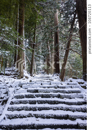 [Niigata Prefecture, Sado, Kiyomizu Temple] Snowy approach to the shrine, winter edition 108720113
