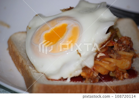 煎蛋吐司上面撒上煎蛋 108720114