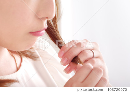 一位關心自己彩色頭髮的年輕女性 一位關心自己彩色頭髮的年輕女性 108720970