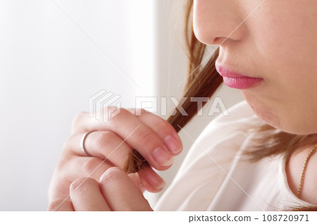 一位關心自己彩色頭髮的年輕女性 108720971