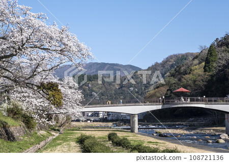 Spring scenery of Misasa Onsen 108721136