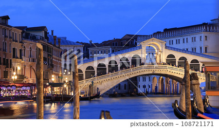 Rialto Bridge illuminated at dusk in Venice, Italy 108721171