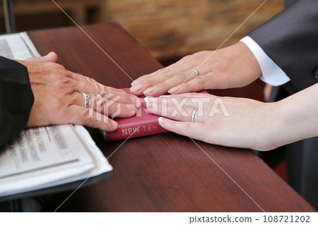 在教堂裡宣誓 在教堂裡宣誓 108721202