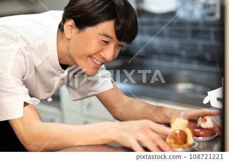 Pastry chef who makes sweets Photography cooperation "Western confectionery shop sentiment" 108721221