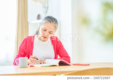學習文本的高階女性 學習文本的高階女性 108722087