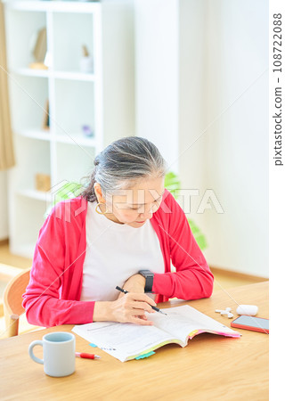 學習文本的高階女性 學習文本的高階女性 108722088