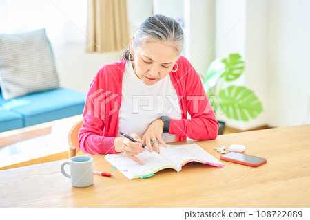 學習文本的高階女性 學習文本的高階女性 108722089