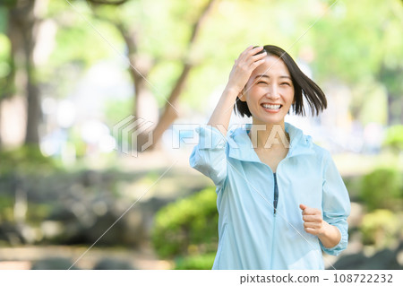 A woman who jogs 108722232