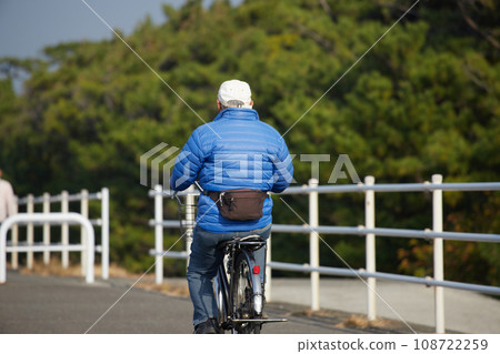 秋天的早晨,一位老人在公園路上騎自行車 秋天的早晨,一位老人在公園路上騎自行車 108722259