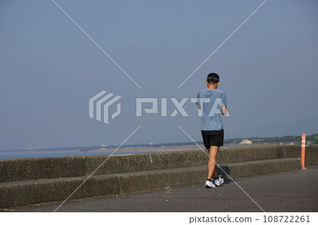 清晨，跑步者沿著海堤小徑跑步 108722261