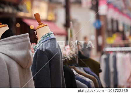 A mannequin doll at a clothing store in a shopping district 108722286