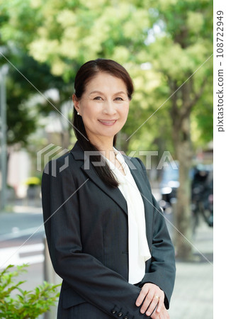 Business female portrait 108722949