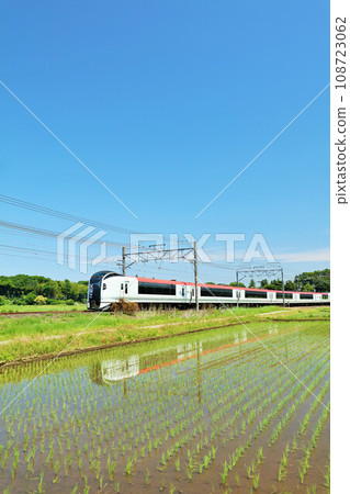 行駛在千葉縣藍天鄉間的列車（成田特快） 108723062