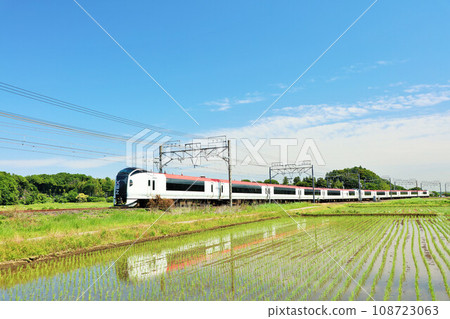 行駛在千葉縣藍天鄉間的列車（成田特快） 108723063