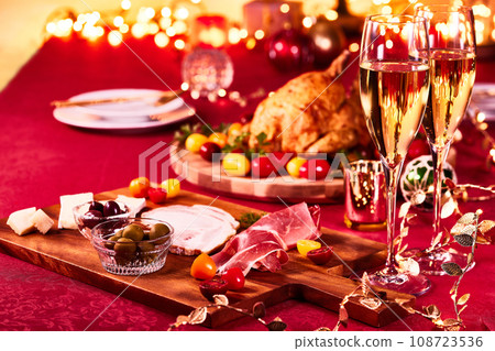 聖誕晚會：紅色桌布上的烤雞和香檳 108723536