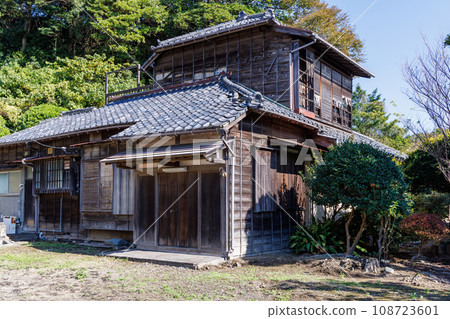 empty old wooden house empty old wooden house 108723601