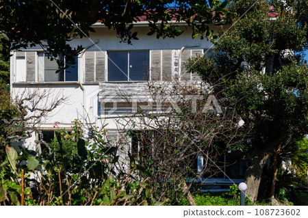 Vacant white wooden house Vacant white wooden house 108723602