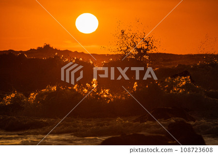 [新潟縣/佐渡/相川]夕陽與海浪七浦海岸 108723608