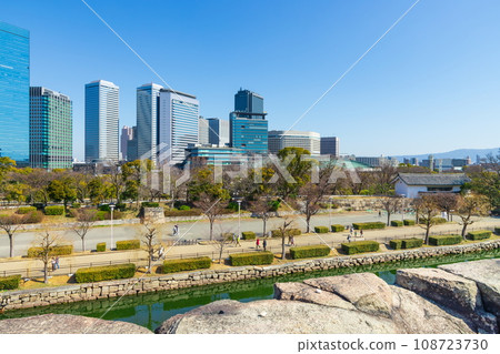 從大阪城公園看到的建築物和大阪市 108723730