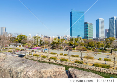 從大阪城公園看到的建築物和大阪市 從大阪城公園看到的建築物和大阪市 108723731