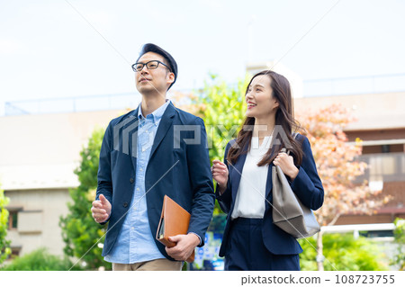 Business men and women walking 108723755